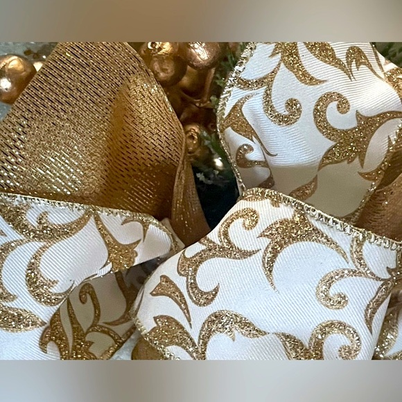 Pearl & Gold Elegance Prelit Christmas Wreath - Picture 7 of 7